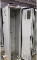 Шкаф баллонный для 3х баллонов 40-50л., неутеплённый, с окном, на цоколе, с пандусом, без патрубка для вентиляции, с ложементами, RAL7035 разм. 2000х1000х500мм;  сталь СТ3 1,5-2мм IP54.